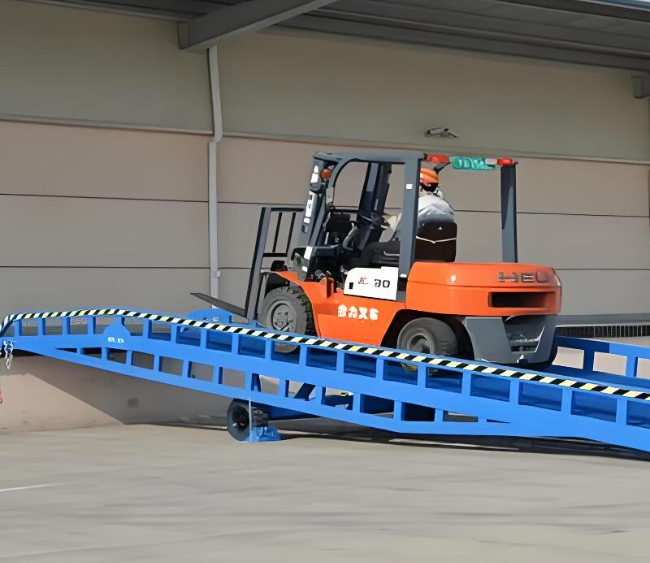 隆昌移动式卸货平台（叉车用）